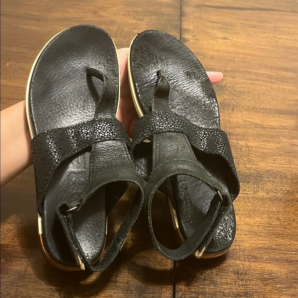 Sorel Black Leather Thong Sandals